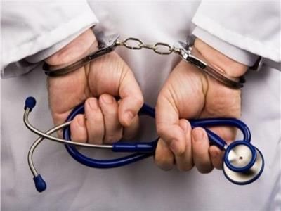 فحص فيديو طبيب يجبر ممرض داخل مستشفى على السجود لـ«كلب»