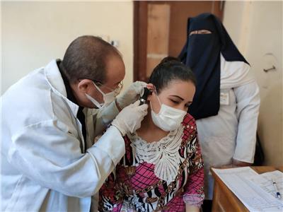 توقيع الكشف على 1437 مواطنا خلال قافلة طبية بقرية في المنيا