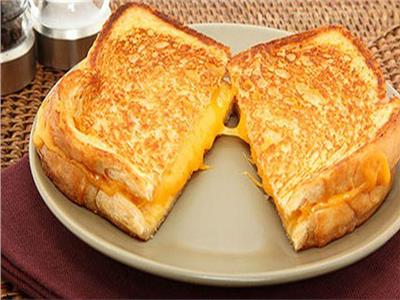 للأمهات| إحذرٍ ساندويتش «الجبنة السايحة» في الميكروويف.. يسبب السرطان