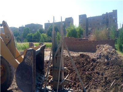 إزالة حالة تعد بالبناء على أراض زراعية في «أرمنت»