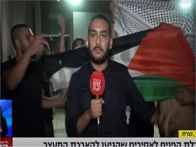فلسطينيون يهاجمون مراسل قناة إسرائيلية أمام محكمة أسرى «جلبوع».. فيديو
