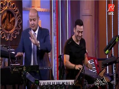 دويتو عزف بين عمرو أديب والموسيقار شاشو| فيديو