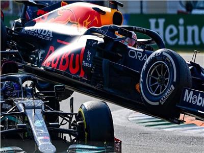 هاميلتون ينجو بأعجوبة من حادث خطير في سباقات «الفورمولا 1»| فيديو