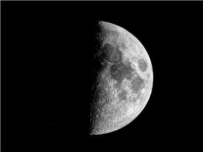 شاهد تضاريس «القمر» مساء اليوم مع غروب الشمس