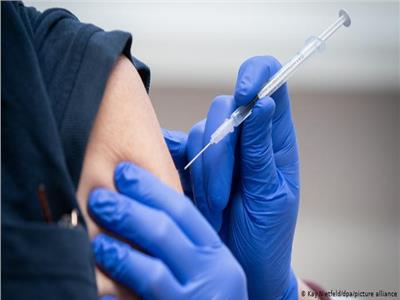 هل يمكن التطعيم بلقاحي الأنفلونزا وكورونا في يوم واحد؟.. «تاج الدين» يُجيب