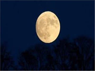 دراسة تكشف أسوأ الليالي عند الرجال بسبب «القمر»