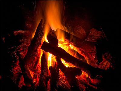 علماء: الدخان الناتج عن حرق الأخشاب يزيد فرص الإصابة بكورونا