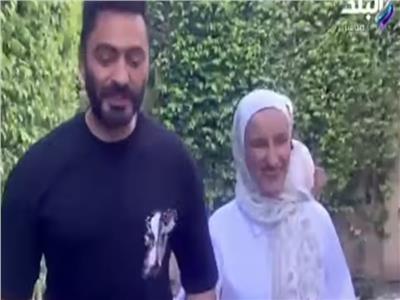 تامر حسني يستجيب لرغبة الفنانة مريم كمال بالغناء معها.. فيديو