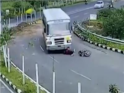 نجاة سائق دراجة نارية هندي بإعجوبة.. سقط أسفل عجلات حافلة