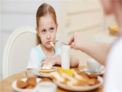 بخطوات بسيطة.. كيف تقنع طفلك الانتقائي بتناول الطعام