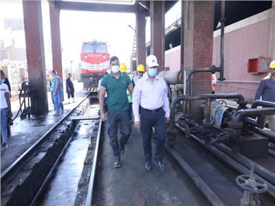  وزير النقل يحذر العاملين بورش السكك الحديد من اهدارالسولار باعتباره من اموال الشعب