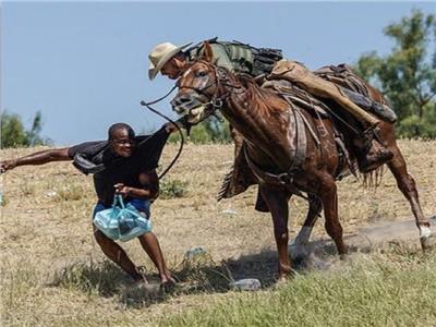 بـ«الخيول والسياط».. الشرطة الأمريكية تطارد مهاجرين اجتاحوا ديل ريو الحدودية