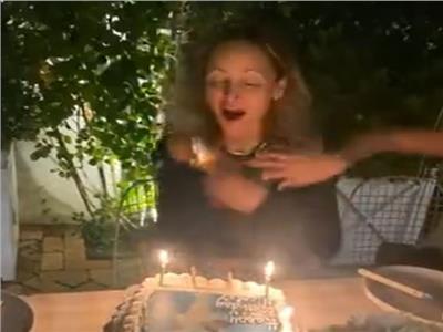 موقف صعب.. احتراق شعر نيكول ريتشي في الاحتفال بعيد ميلادها