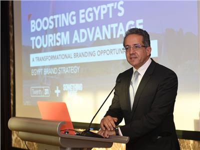 وزير السياحة والآثار يصدر قراراً وزارياً بشأن الرحلات الاختيارية للسائحين