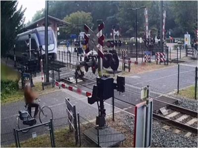 5 ثوان تنقذ حياة امرأة من الدهس أسفل عجلات القطار بهولندا «فيديو»