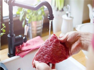 أخصائي تغذية : غسل اللحوم بالماء قبل الطهي لا يقضي على البكتيريا