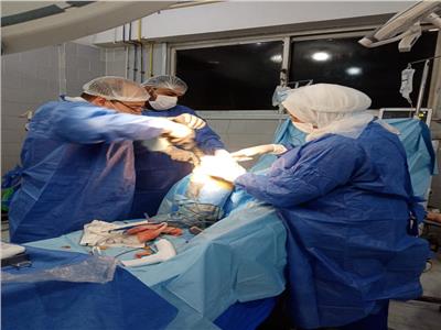 نجاح عملية تركيب مفصل صناعي بالركبة لمريضة سبعينية بمستشفى أجا المركزي