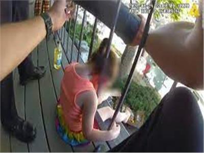 إنقاذ طفلة علق رأسها بين قضبان شرفة منزلها  في أمريكا