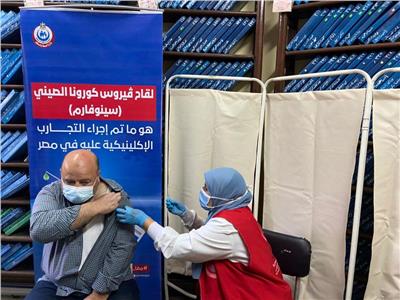رفعت زيادة..أول لاجئ في مصر يحصل علي لقاح فيروس كورونا| صور