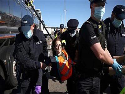 بريطانيا تعتقل 39 من ناشطي المناخ بعد إغلاق ميناء رئيسي