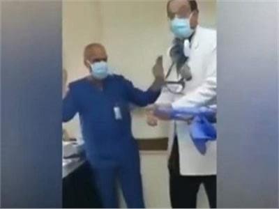 لإهانتهم في الفيديو.. 25 مواطنًا يدعون مدنيا ضد طبيب واقعة «السجود للكلب»