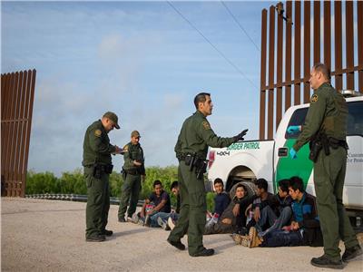 حرس الحدود الأمريكي يحتجز 14 جنديا مكسيكيا