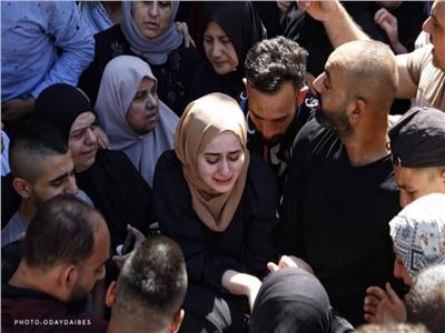 بكاء خطيبة الشهيد الفلسطيني أسامة صبح أثناء تشييع جنازته| صور