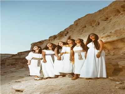 وسط الجبال.. طلاب «طب المنيا» يحتفلون بالتخرج بأزياء فرعونية| صور