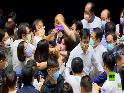 عراك بالأيدي تحت قبة البرلمان التايواني ..فيديو