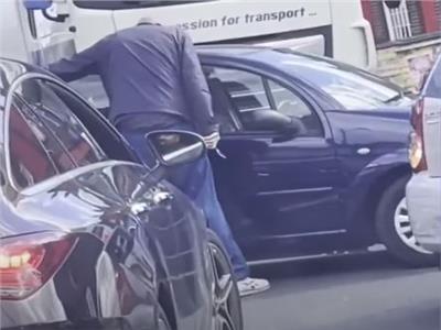 سائق يهدد آخر بسكين في طابور الوقود في لندن |فيديو