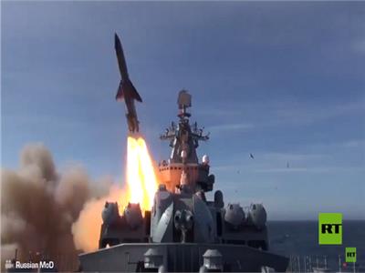 طراد وغواصة نووية يغرقان سفينة في المحيط الهادي بصواريخ مجنحة |فيديو