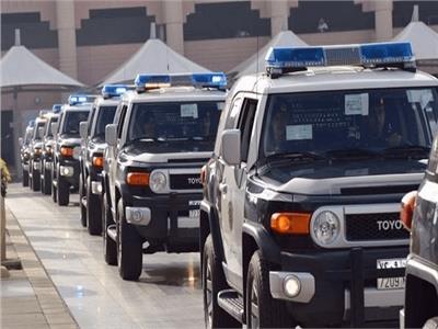 السعودية: القبض على 6 مقيمين استدرجوا رجلا وامرأتين واحتجزوهم داخل شقة