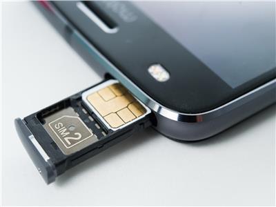 «الاتصالات الفيدرالية» تكافح عمليات الاحتيال أثناء مبادلة بطاقة الـ«SIM»