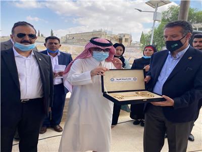 وزير السياحة والاثار الأردني يتسلم مفتاح «السياحة العربية» لعام 2022