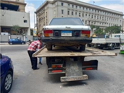 حملة لإزالة السيارات المتهالكة والمتروكة بـ«الأزبكية» 