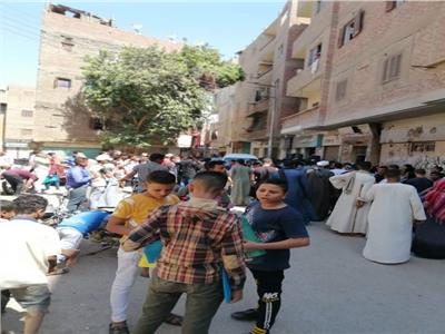 صور| تزاحم المواطنين بالتأمين الصحي يهدد بانتشار كورونا في نجع حمادي 