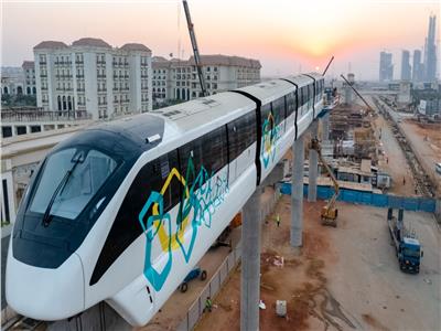 النقل تحتفل بذكرى نصر أكتوبر بتثيبت أول قطار مونوريل على المسار الجديد 