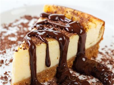 جددي حلوياتك.. «تشيز كيك بالشوكولاتة» مع زبدة الفول السوداني