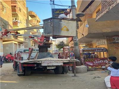 صيانة أعمدة وكشافات الإنارة في شوارع المنيا| صور