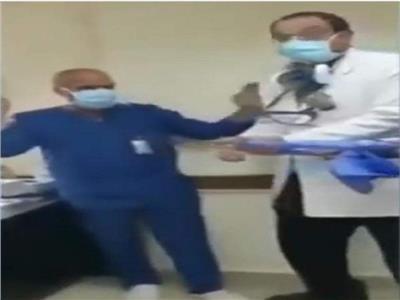 محامي يكشف رد فعل الممرض صاحب واقعة «السجود للكلب» بعد الحكم على الطبيب
