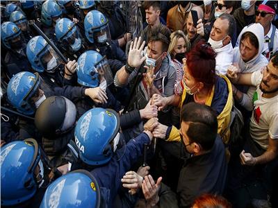 آلاف يتظاهرون في ايطاليا ضد إلزامية تصاريح كوفيد لدخول أماكن العمل