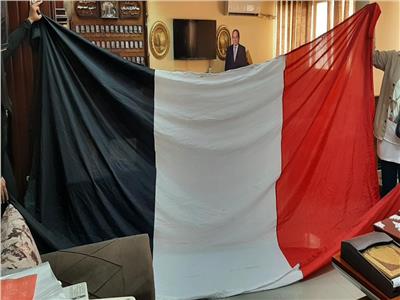 خطأ غير مقصود.. رفع علم فرنسا بطابور مدرسة في دمياط
