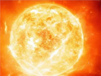 توهج شمسي يضرب الأرض مع أضواء شمالية مرئية عبر العالم