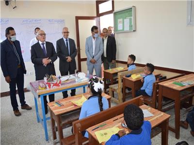 محافظ بورسعيد يشهد انتظام العملية التعليمية بمدرسة الجرابعة 