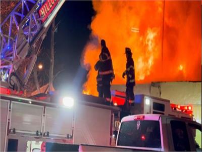 حريق هائل بمصنع شهير بالعاشر من رمضان .. تم الدفع بـ 11 سيارة إطفاء