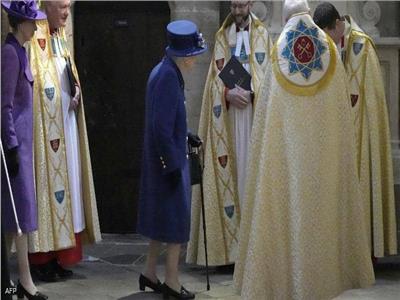 الملكة إليزابيث الثانية تعود لاستخدام العصا في المشي