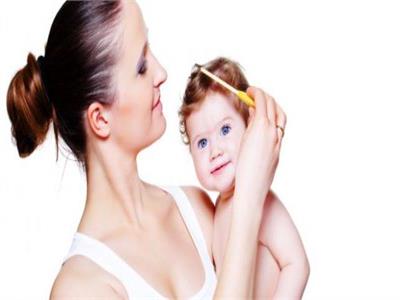 للجنس الناعم ..7 حيل لحماية شعر طفلك منذ الولادة 