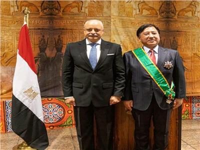 تقليد السفير الياباني السابق بالقاهرة وسام الجمهورية من الطبقة الأولى |صور