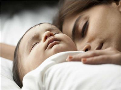 سر صحي وراء حاجة الأطفال للنوم بجانب أمهاتهم