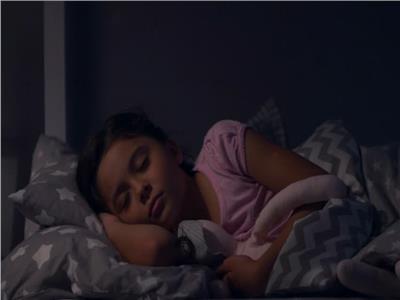 كيف تحافظين على نوم صحي لطفلك؟.. أهمية الغرف المظلمة 